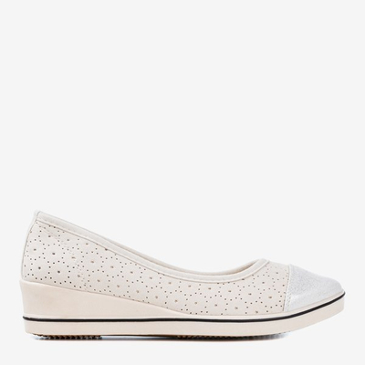 OUTLET Bézs színű balerinák alacsony ékön Irtriva - Cipők