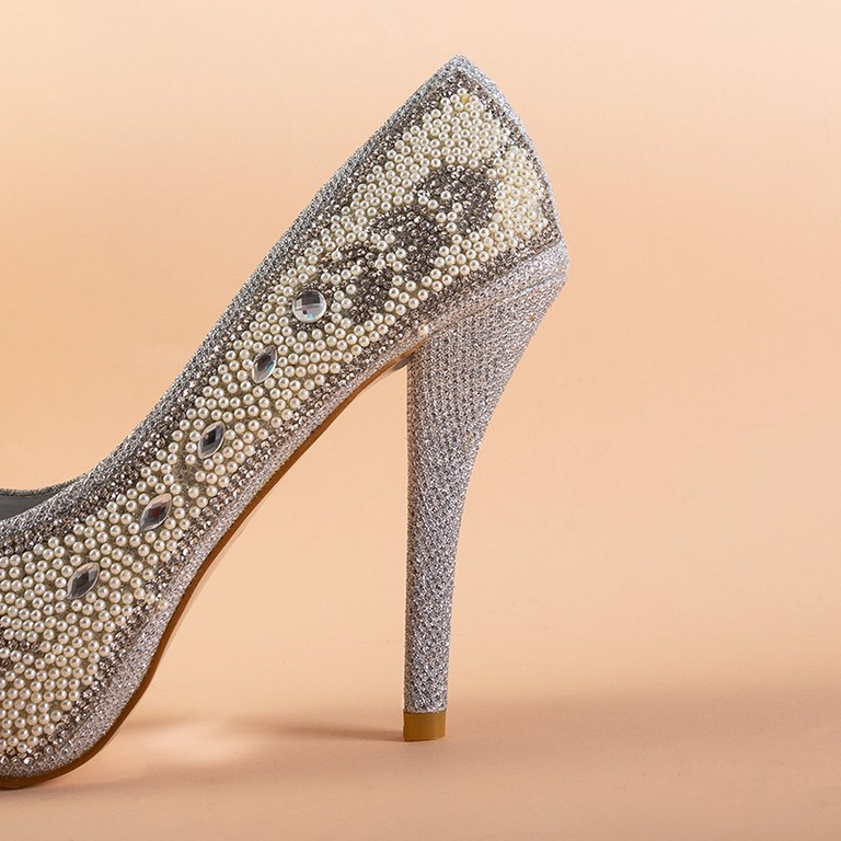 Ezüst fényes szivattyúk a Marni tűsarkú sarkán - cipők