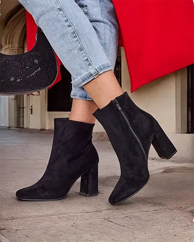 Royalfashion Eco-suede női bokacsizma egy oszlopon Emoro