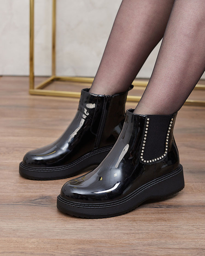 Royalfashion Fekete női lapos sarkú csizma cirkóval Winuma