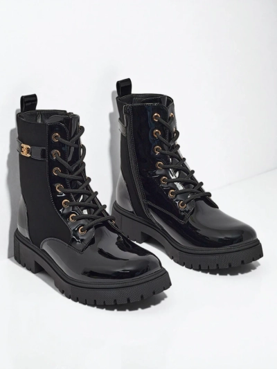 Alvinea fűzős bokacsizma matt és lakkozott műbőrből