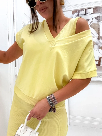 Royalfashion Női szett, mely egy kihívó pulóvert és térd hosszúságú ruhát tartalmaz