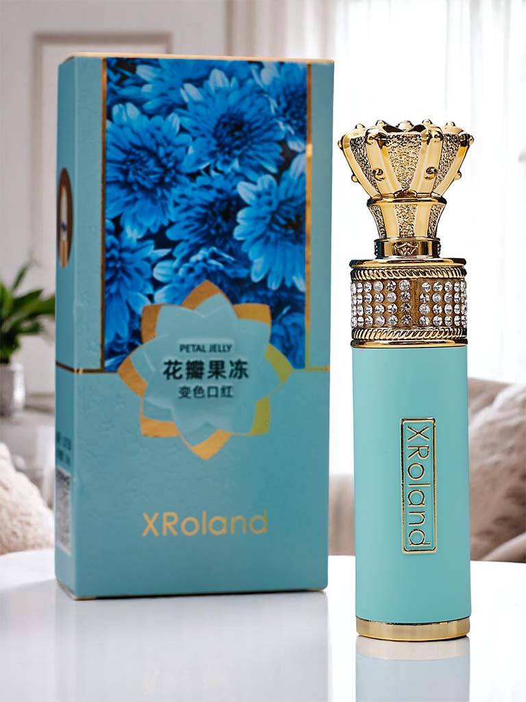 Átlátszó ajakfény beágyazott kék virágokkal