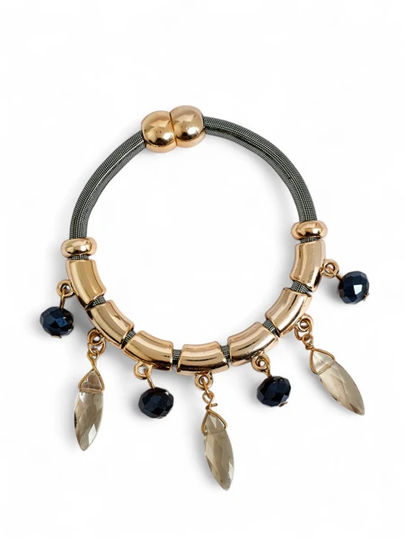 Női karkötő gyöngyökkel és csillámokkal