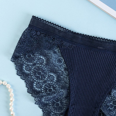 Női sötétkék bugyi csipkével - Fehérnemű