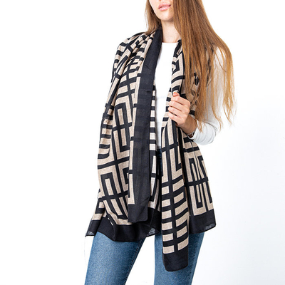 Fekete és bézs színű női sál mintával - Kiegészítők