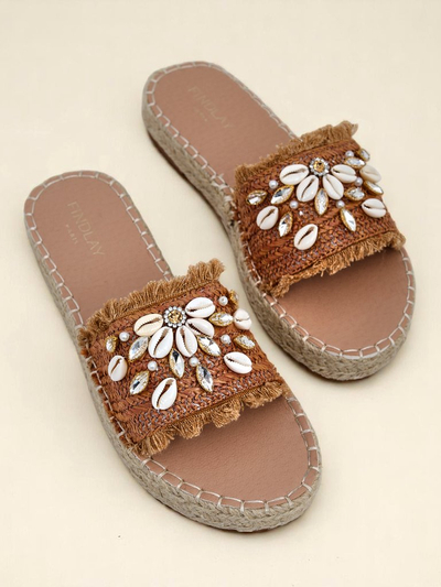 Royalfashion Callista Boho Camel lapos platformos kagylós szandál
