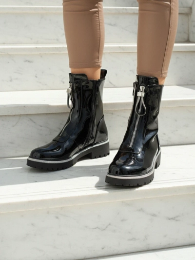 Lakkozott műbőr női bokacsizma cirkóniával Nuvina