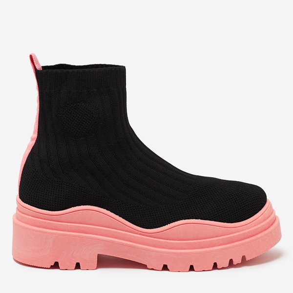 OUTLET Női csizma vastagabb talppal fekete és rózsaszín színben Korlic- Lábbeli