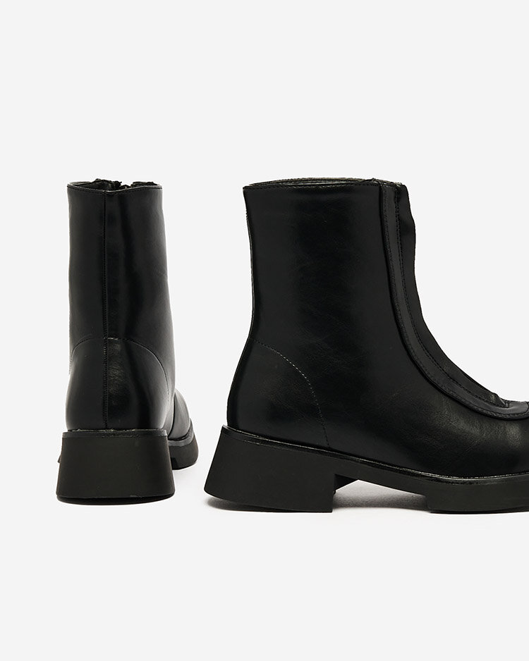 Royalfashion Női lapos sarkú csizma fekete színben Etiuse