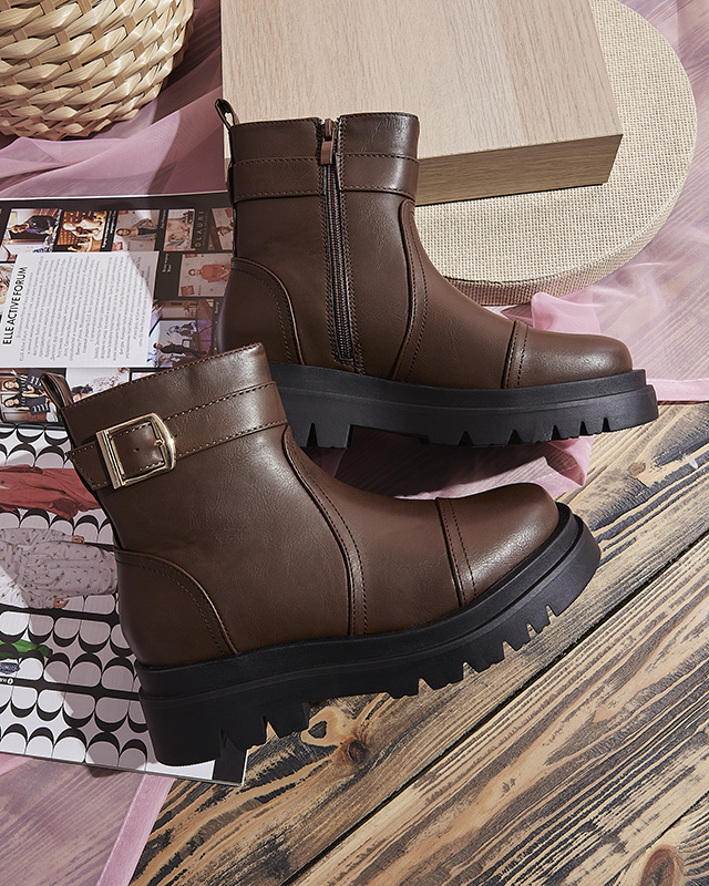 Sötétbarna női csizma csattal Utilas - Lábbeli