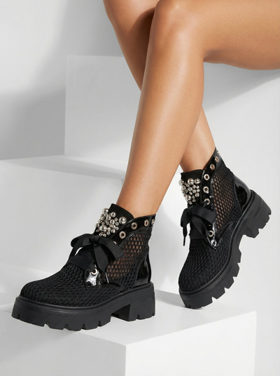 Royalfashion Női áttört csizma fekete színben Afaserr