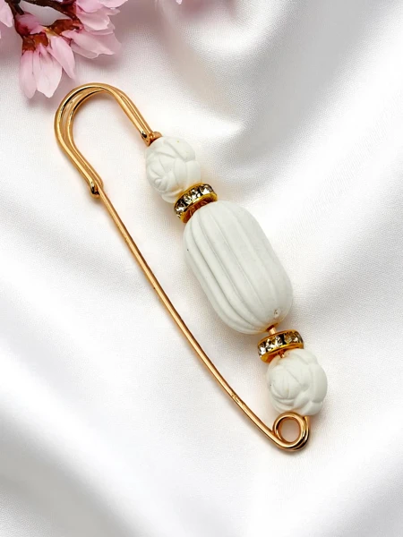 Dekoratív női bross apró rózsákkal Rose Charm