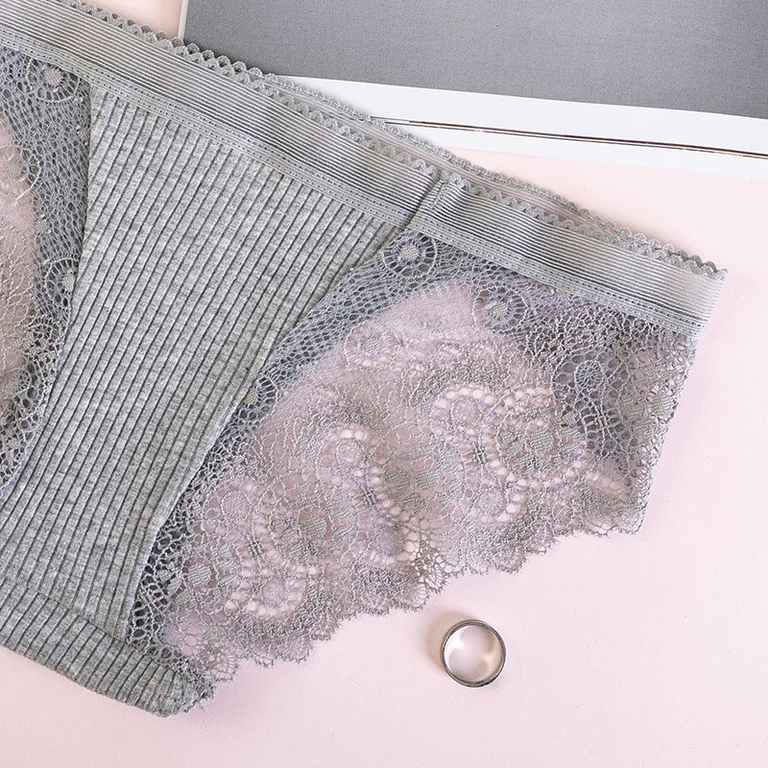 Szürke női bugyi csipkével - Fehérnemű