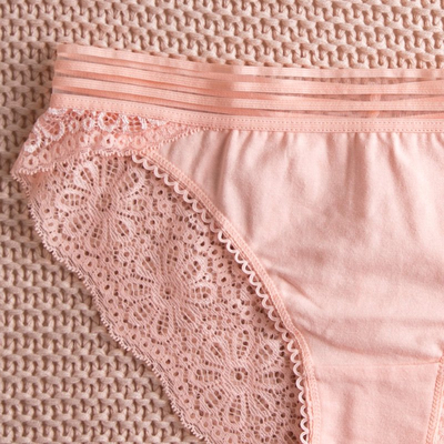 Női világos rózsaszín bugyi csipkével - Fehérnemű