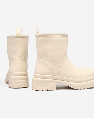 Royalfashion Bézs matt női csizma vastagabb talppal Holeopi