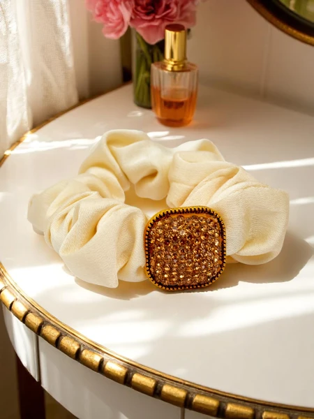 Royalfashion Hajgumi dekoratív strasszkővel Szaténfény