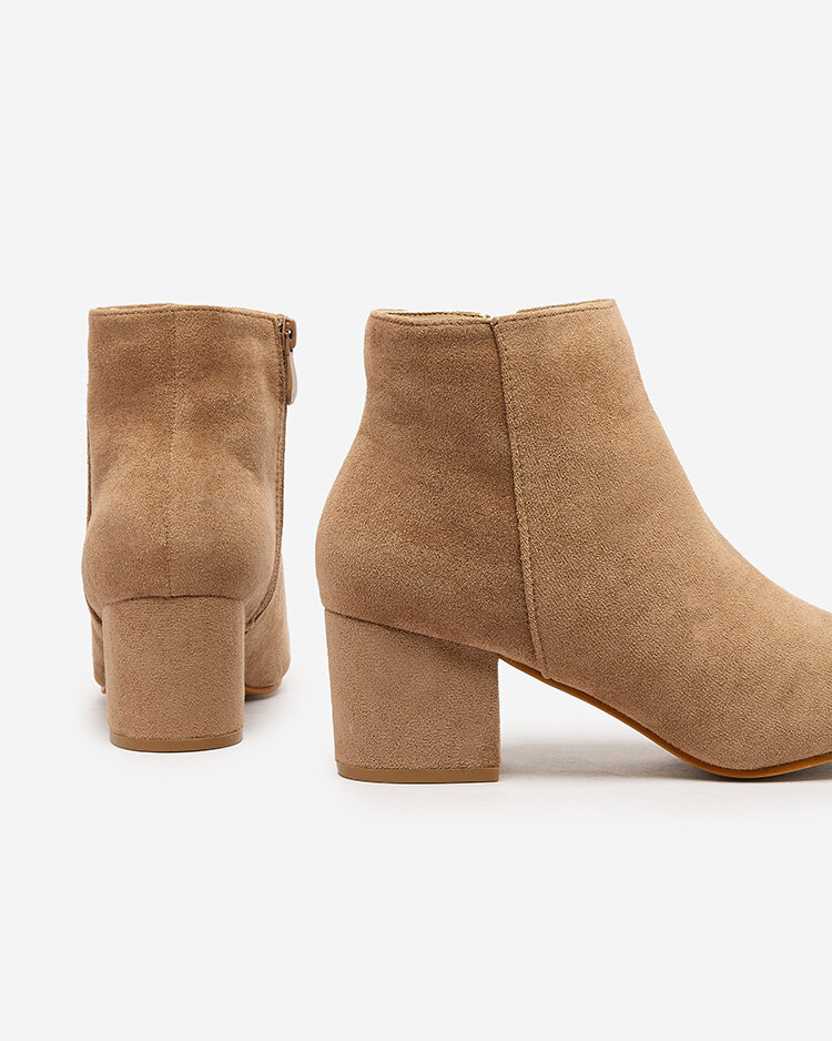 Royalfashion Világosbarna női alacsony tűsarkú csizma Referra