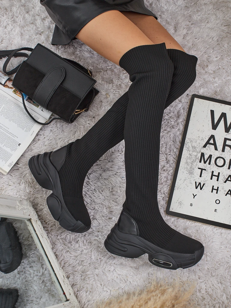 Hosszú női felbújós combcsizmák vastagabb talppal Ravmora