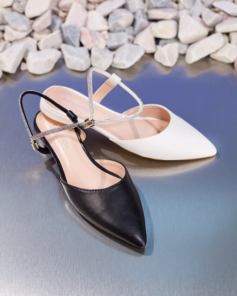 Royalfashion Fehér női díszített csillogó talpú lapos sarkú szandál