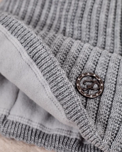 Royalfashion Női bélelt sapka pomponnal