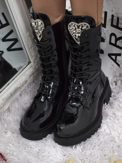 Emelune lakkozott fűzős női bokacsizma