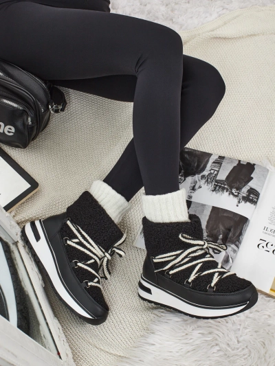 Női a'la hótaposók bundával, Verruna