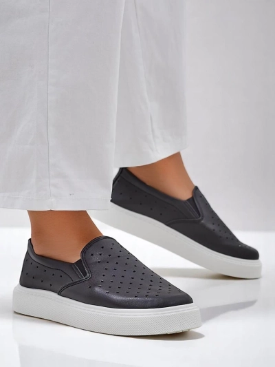 Royalfashion Lyukacsos női slip-on cipő Emayla