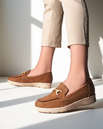 Royalfashion Női alacsony cipők díszítéssel az orrán