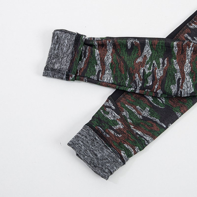 Sötétzöld női sportszigetelt camo leggings PLUS SIZE - Ruházat