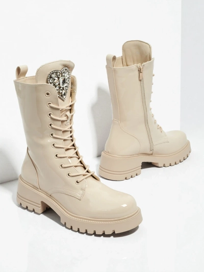 Emelune lakkozott fűzős női bokacsizma