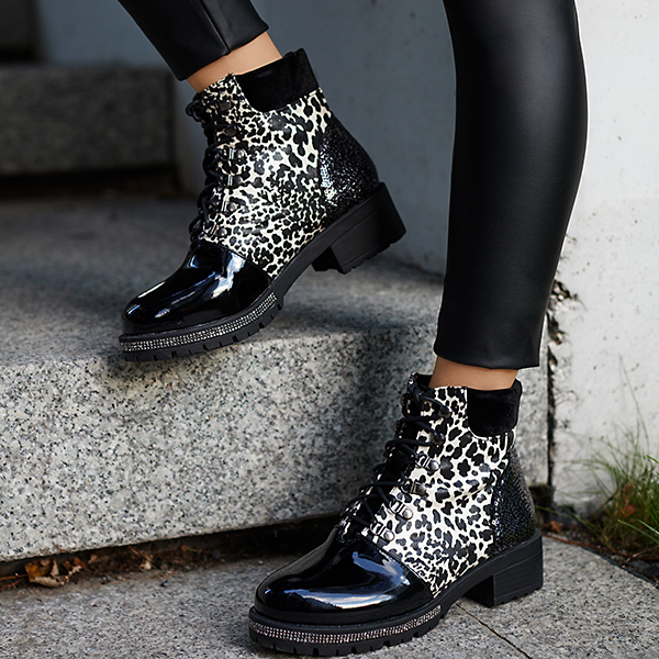 OUTLET Fekete női csizma leopárd mintával Olgys- Footwear
