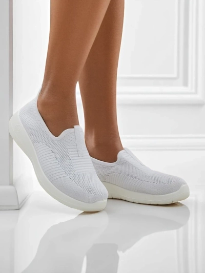 Női fehér Callista slip-on légáteresztő anyagból, lapos sarokkal