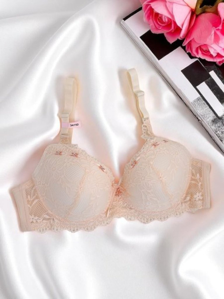 Royalfashion Női párnázott melltartó csipkével Delicate Grace