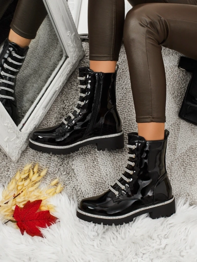 Fjorra lakkozott fűzős női bokacsizma