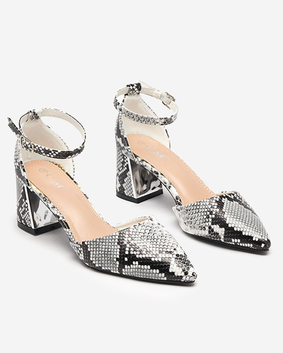 Női pumpák az oszlopon Andiee dombornyomással. Lábbeli