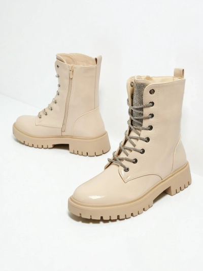 Fjorra lakkozott fűzős női bokacsizma