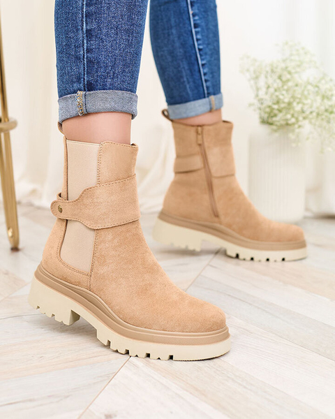 Royalfashion Világosbarna női csizma díszes pánttal Doasa