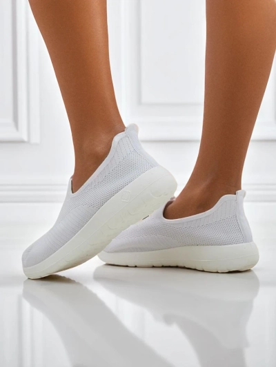Női fehér Callista slip-on légáteresztő anyagból, lapos sarokkal