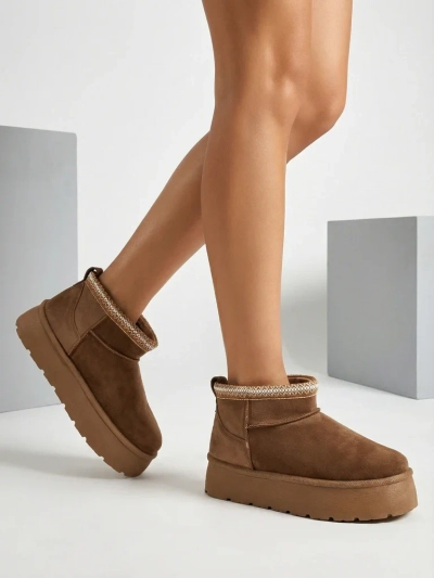 Royalfashion Női rövid csizma a'la hócsizma Xoalla