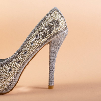 Ezüst fényes szivattyúk a Marni tűsarkú sarkán - cipők