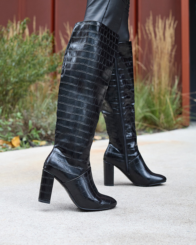 Női tűsarkú csizma dombornyomással, fekete színben Mastiu- Lábbeli