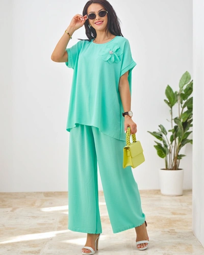 Royalfashion Női szett rövid ujjakkal, díszített virággal és bő nadrággal