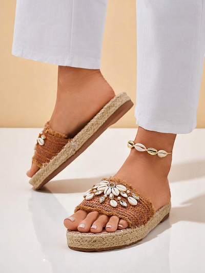 Royalfashion Callista Boho Camel lapos platformos kagylós szandál