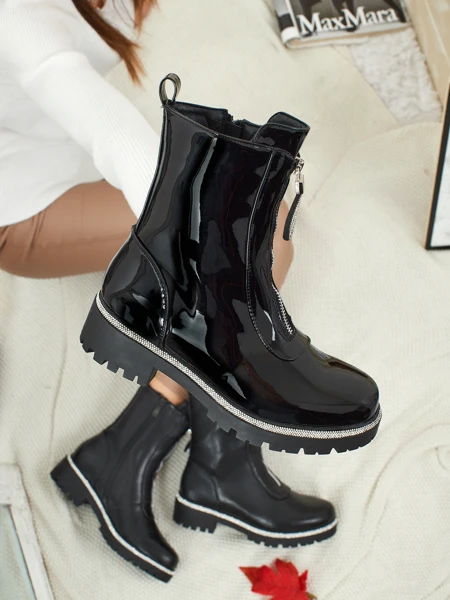 Lakkozott műbőr női bokacsizma cirkóniával Nuvina