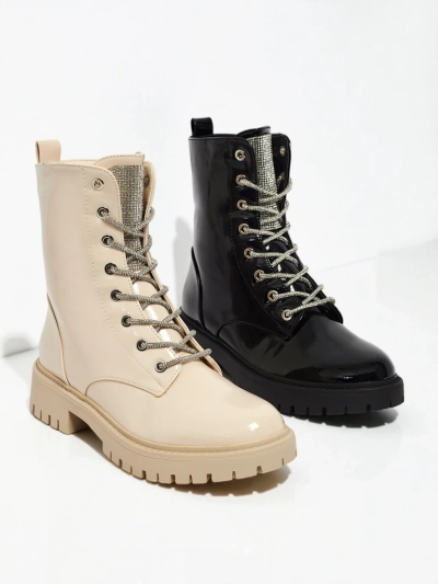 Fjorra lakkozott fűzős női bokacsizma