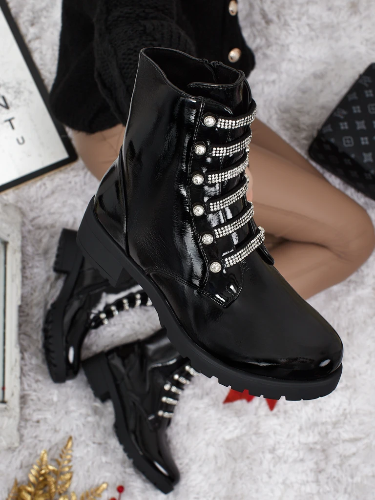 Fjorra lakkozott fűzős női bokacsizma