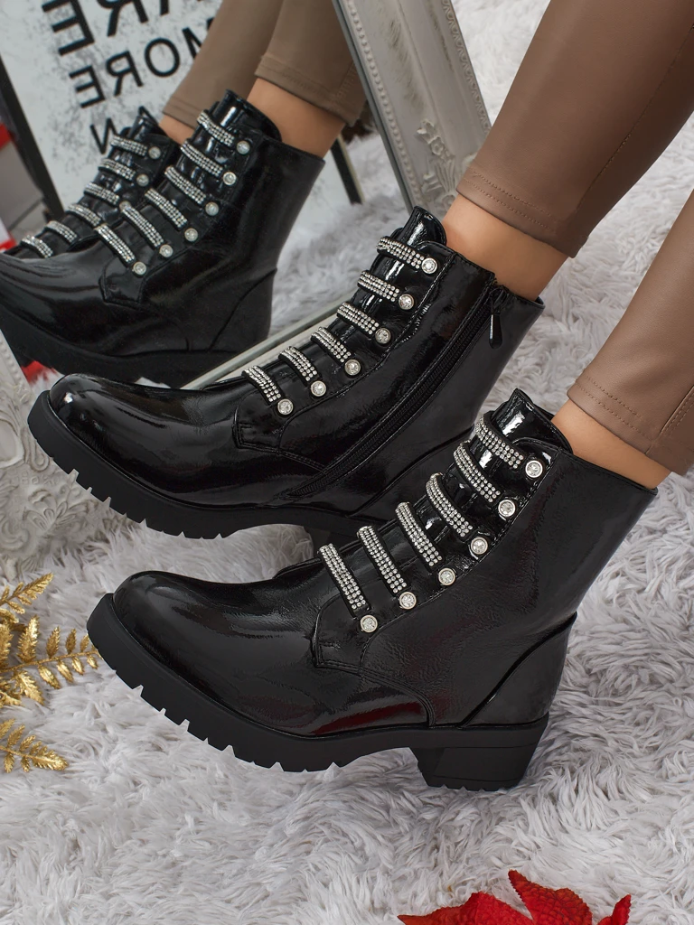 Fjorra lakkozott fűzős női bokacsizma