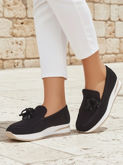 Aelia női mokaszin fekete öko velúrbőrből, 4 cm-es éktalppal