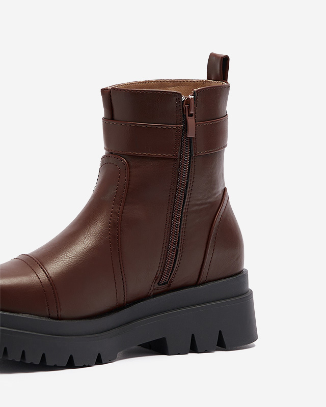 Sötétbarna női csizma csattal Utilas - Lábbeli